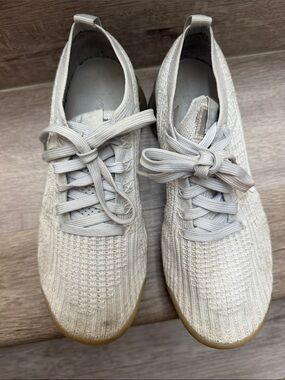 Nike Women’s Knit Sneakers in Light Gray with Gum Sole. Vapor Max.